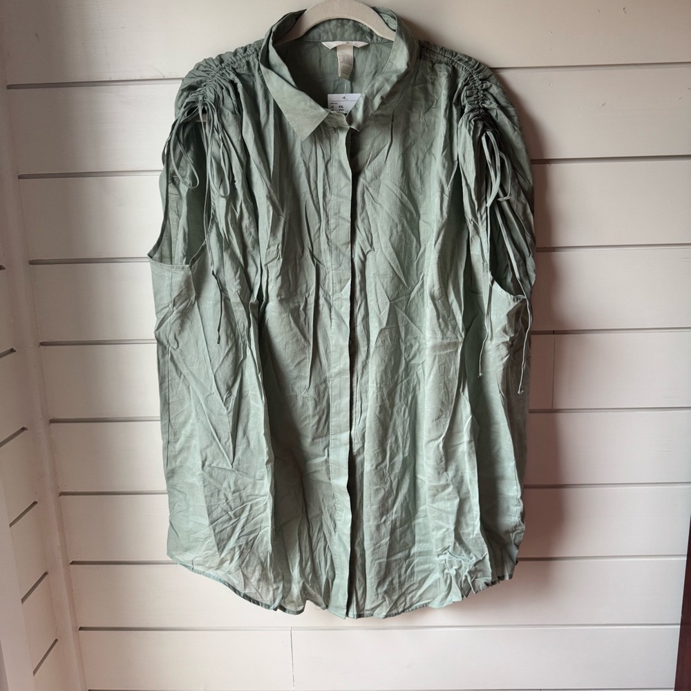 H&M Sleeveless Button Down Shirt